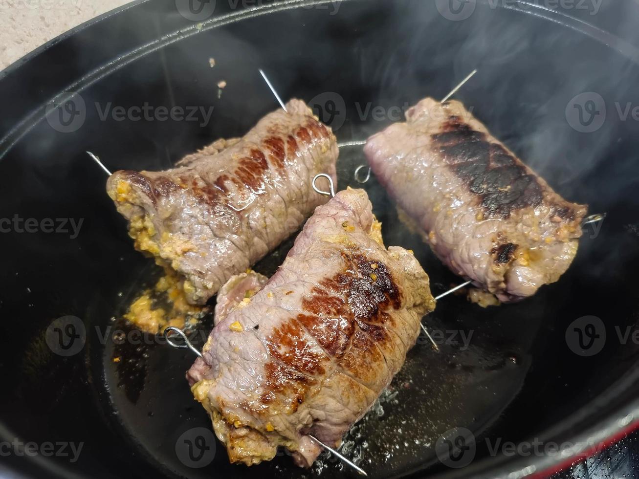 Rollo de carne de comida tradicional alemana con repollo rojo foto