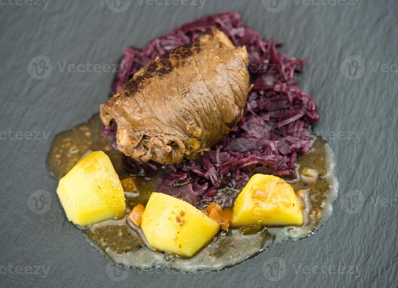 Rollo de carne de comida tradicional alemana con repollo rojo foto