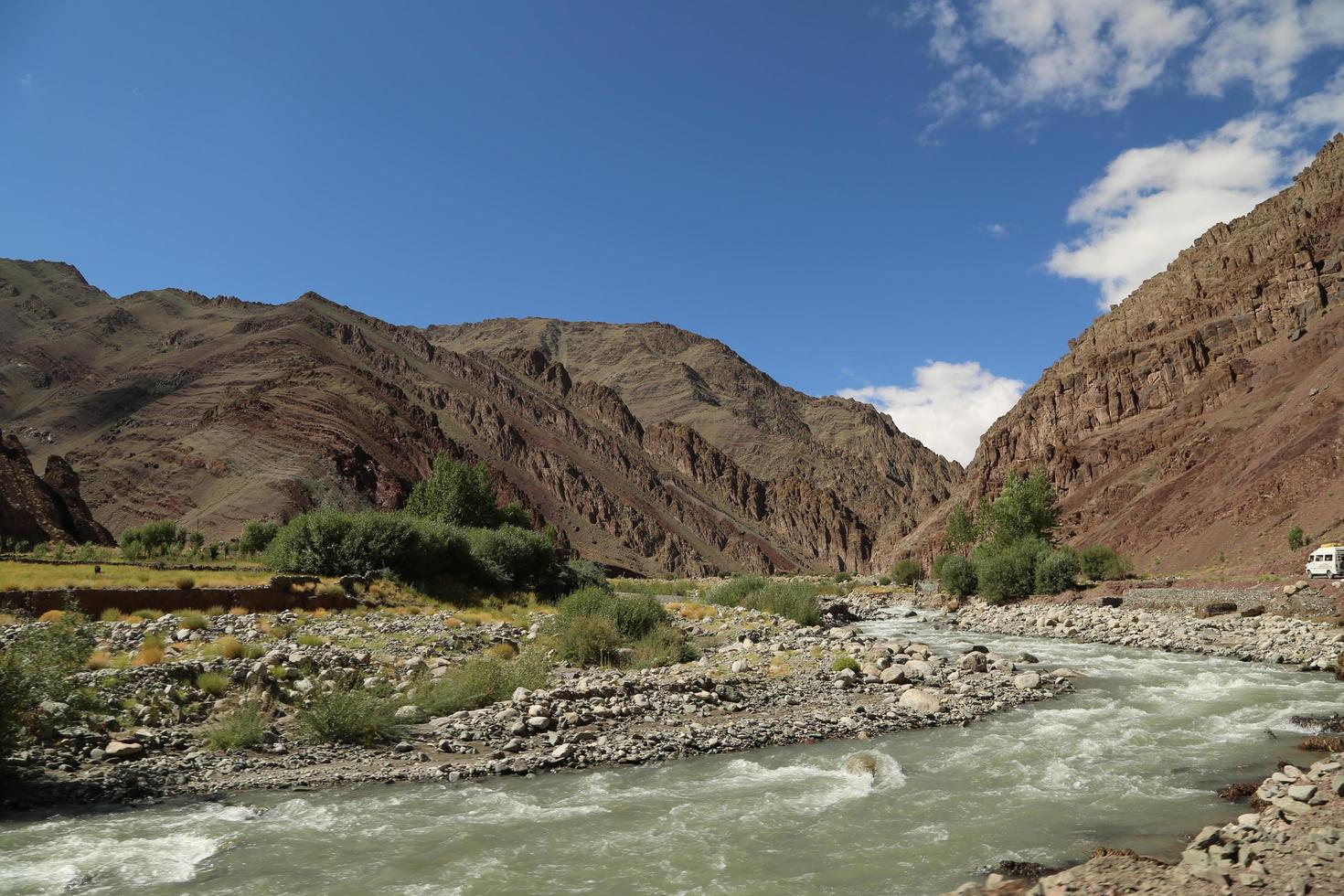 magnífica vista del valle del himalaya foto