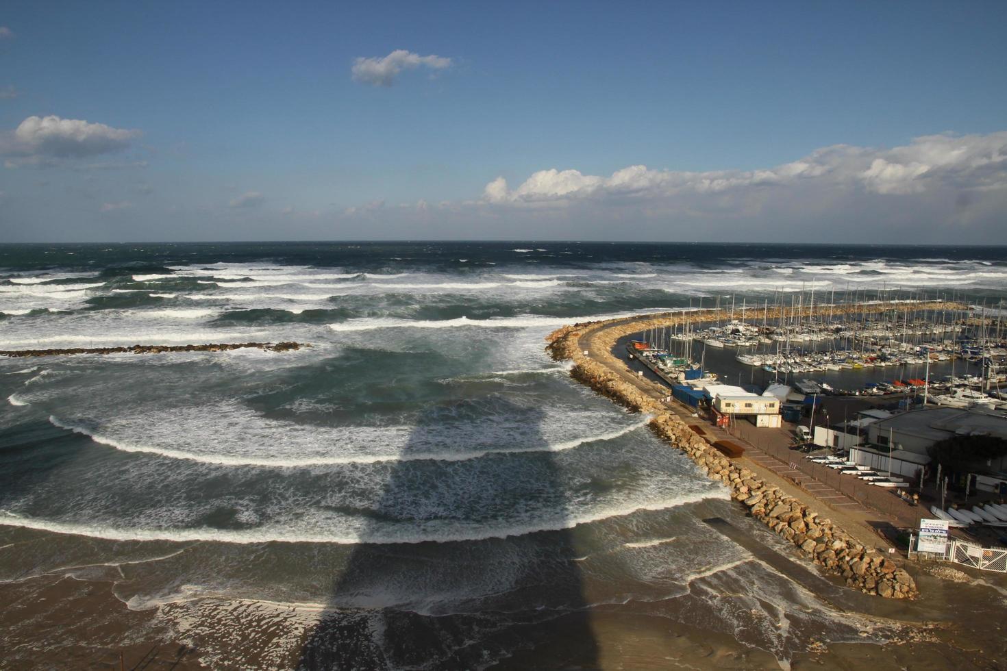 mar mediterráneo en su estado de ánimo enojado en tel aviv, israel. foto