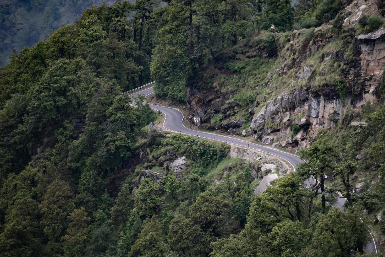 sinuosos caminos de montaña en el Himalaya. foto