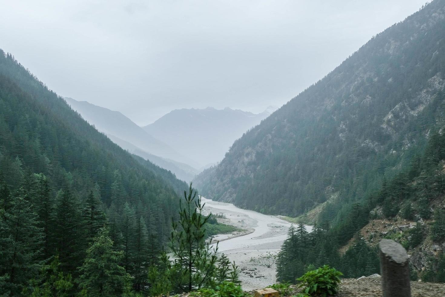 hermoso valle del Himalaya y aguas fluidas del río Ganges. foto