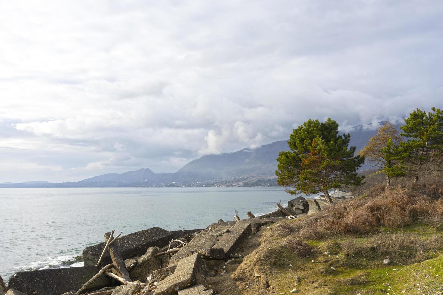 paisaje marino con un edificio destruido cerca de la orilla. foto