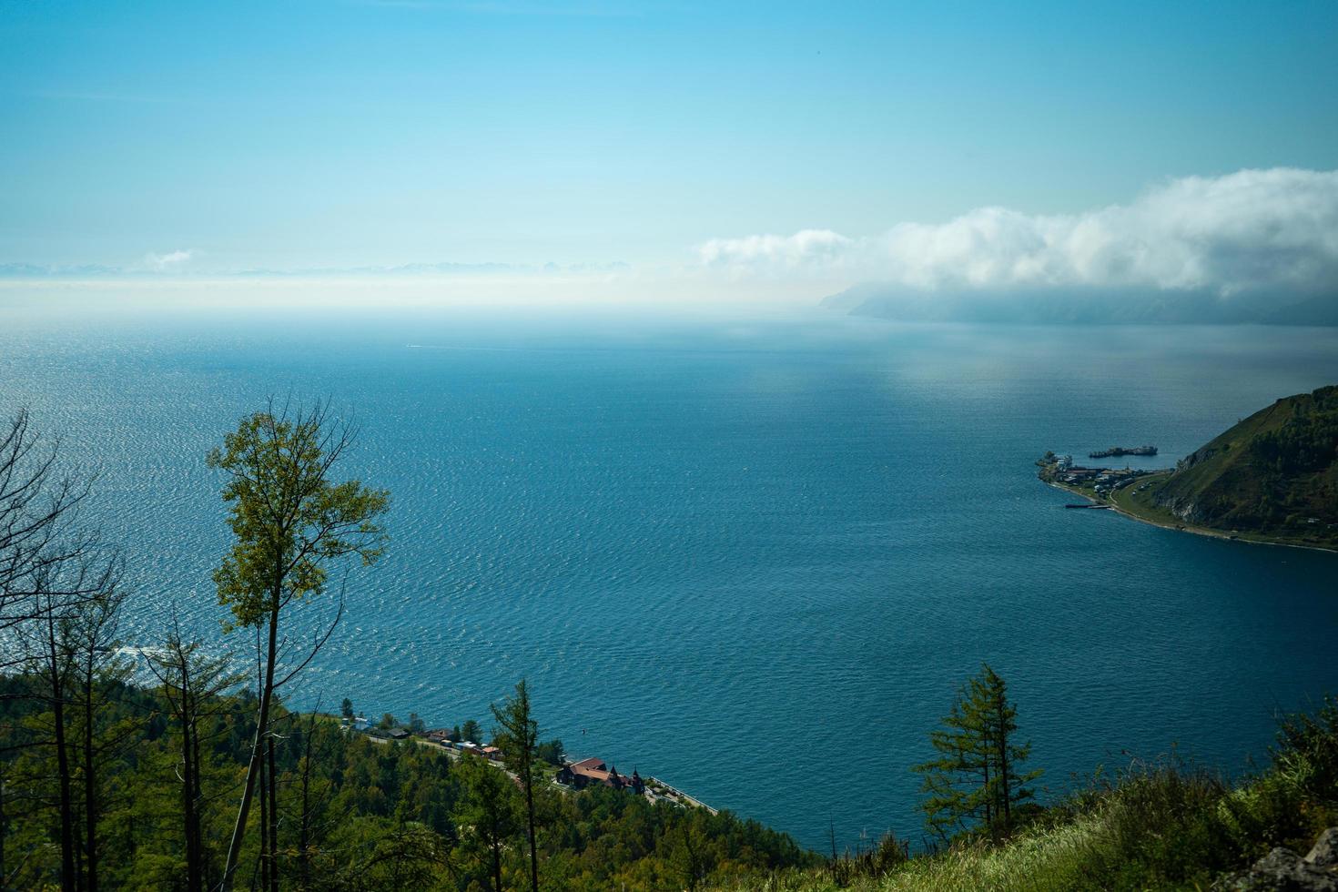 fondo natural con vistas al lago baikal foto