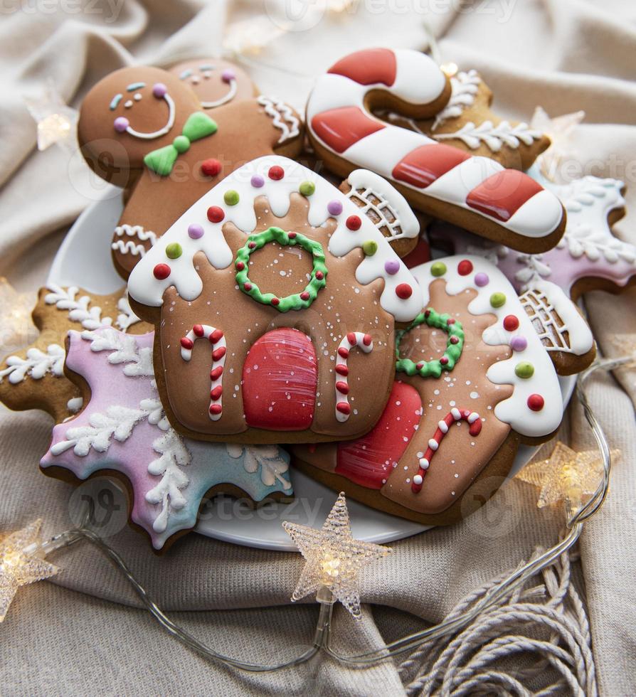 pan de jengibre navideño en el plato foto