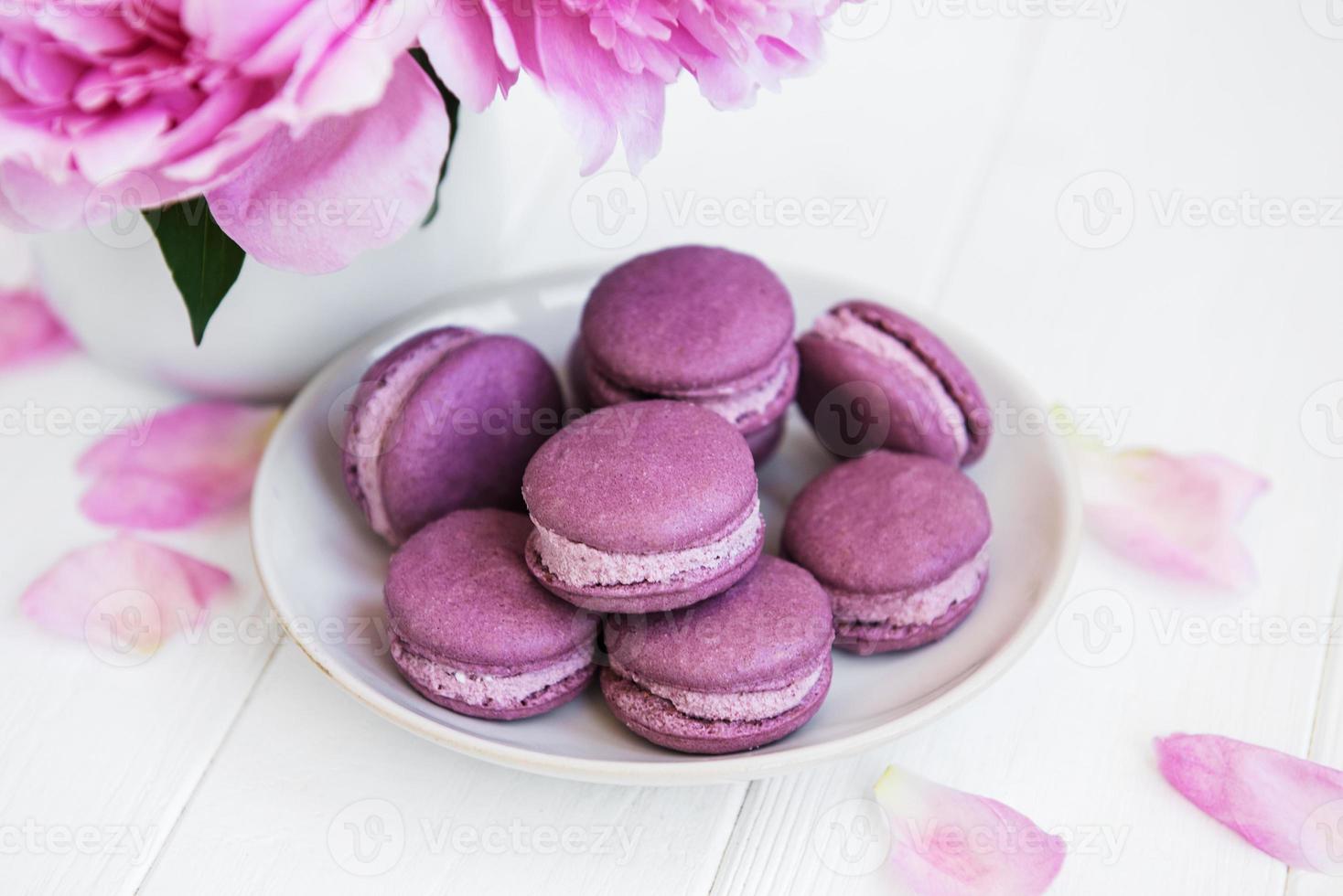 peonía rosa con macarons foto