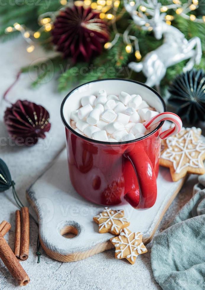 chocolate caliente navideño en la taza roja foto