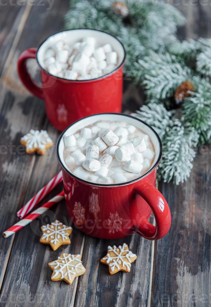 chocolate caliente navideño en la taza roja foto