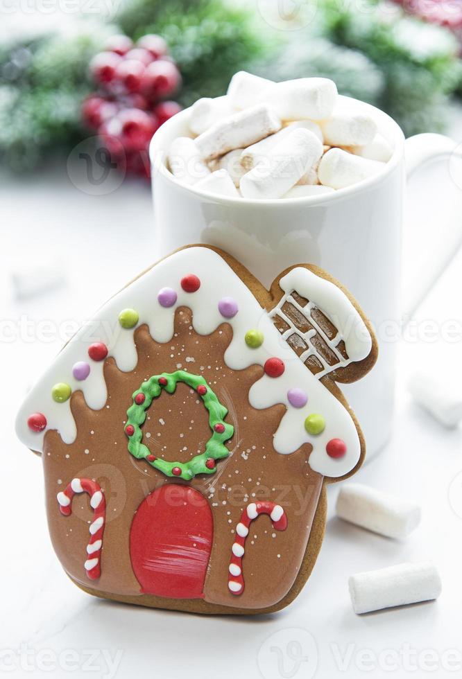 cacao navideño, galletas de jengibre y decoraciones. foto