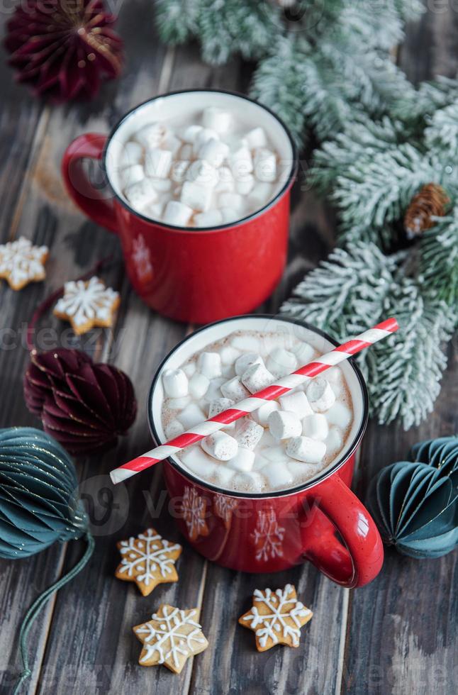 chocolate caliente navideño en la taza roja foto