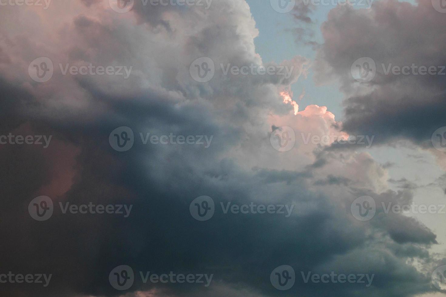 Escena del día del cielo nubes oscuras sobre campos de cereales con rayos foto