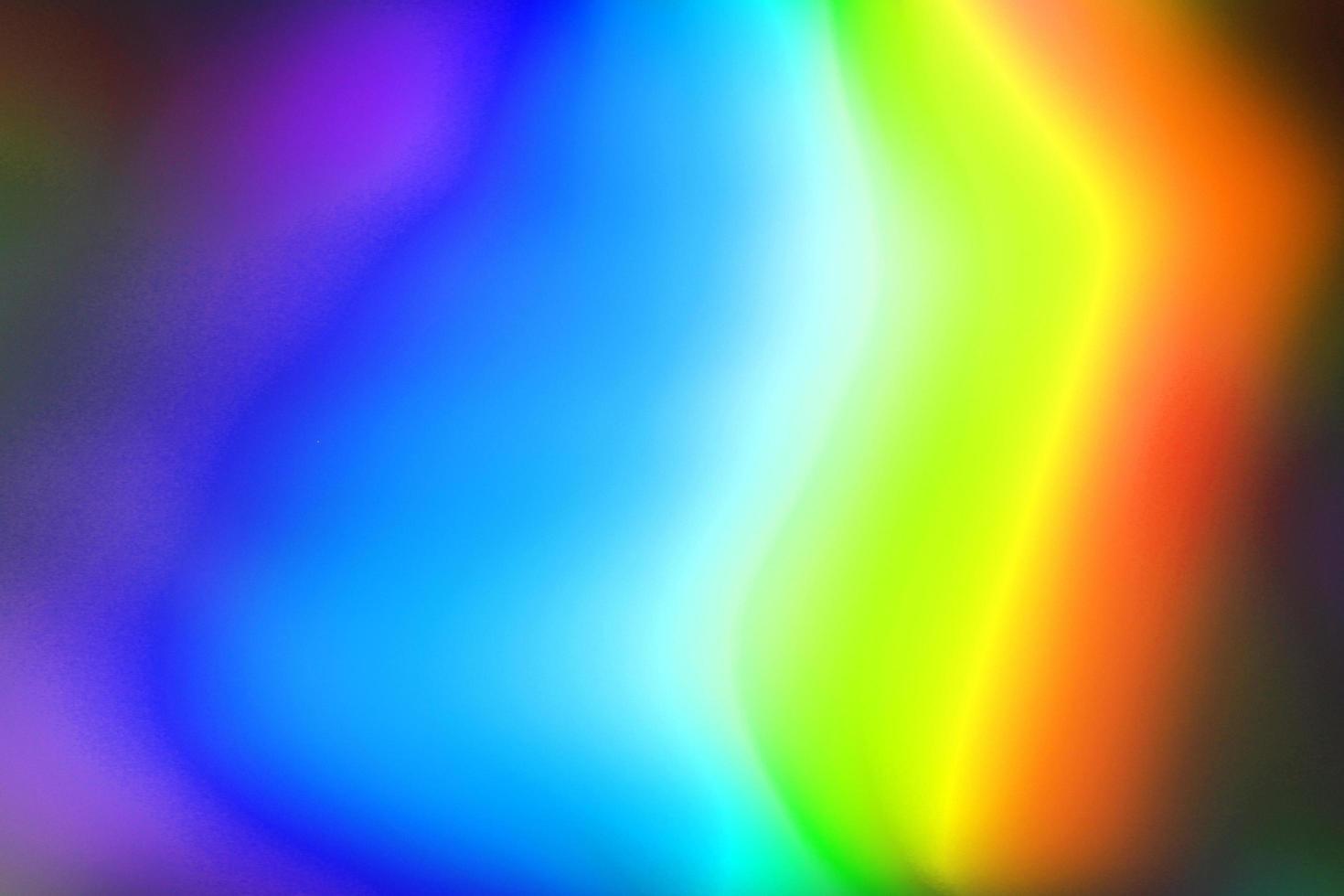 Superficie de efecto abstracto de papel degradado de arco iris holográfico con lámina arrugada de color colorida en negro. foto