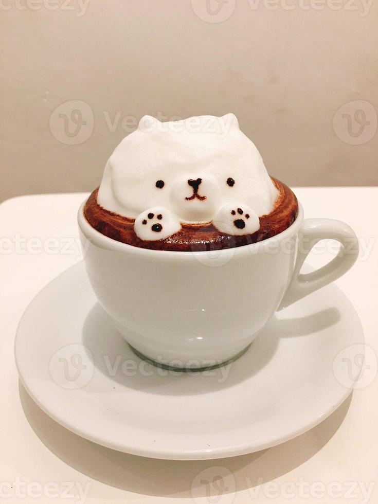 café con leche con una linda decoración de helado en forma de oso foto