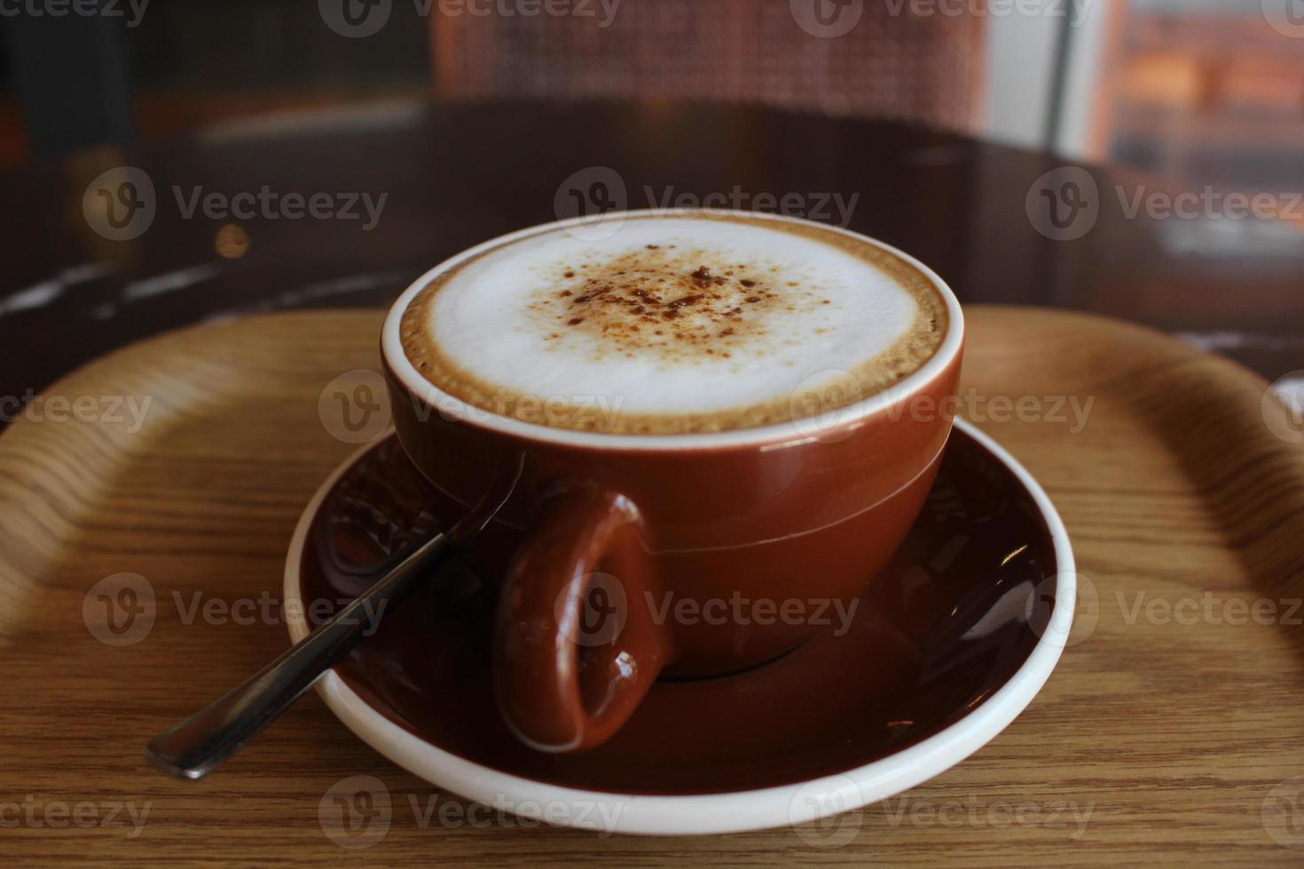 café con leche en una taza de bella forma con desenfoque de movimiento foto