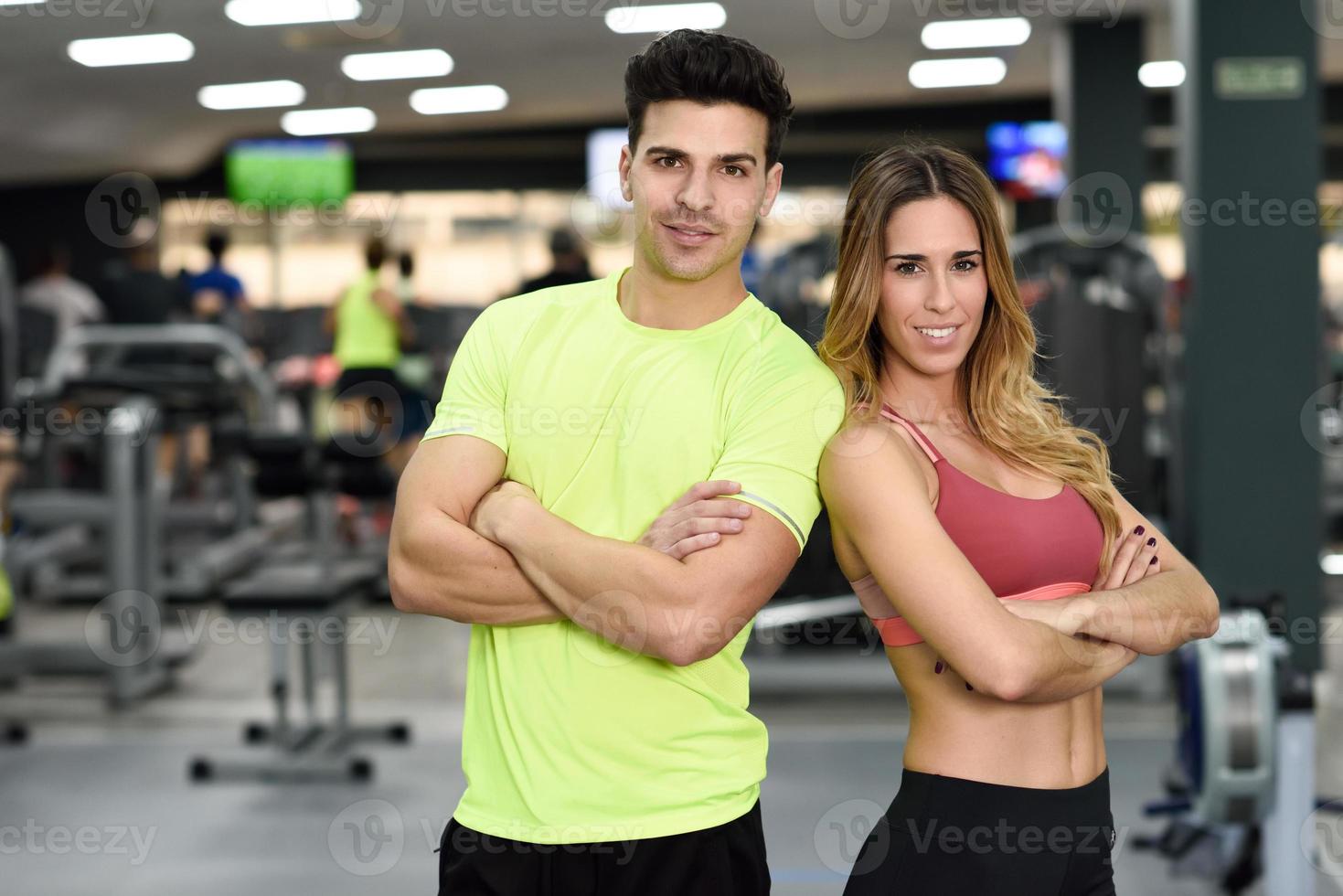 entrenadores personales de hombre y mujer en el gimnasio. foto