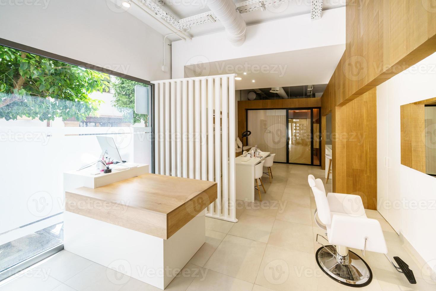 salón de belleza con recepción, centro de maquillaje y sala de masajes. foto