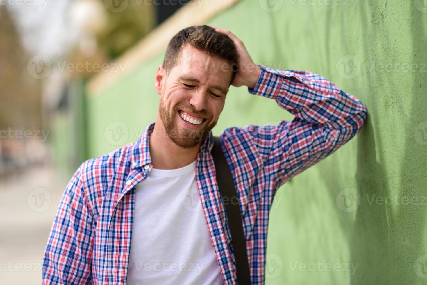 atractivo joven riendo al aire libre. concepto de estilo de vida. foto