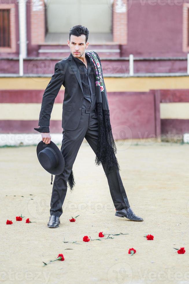 hombre, modelo de moda, vistiendo ropa española en una plaza de toros foto