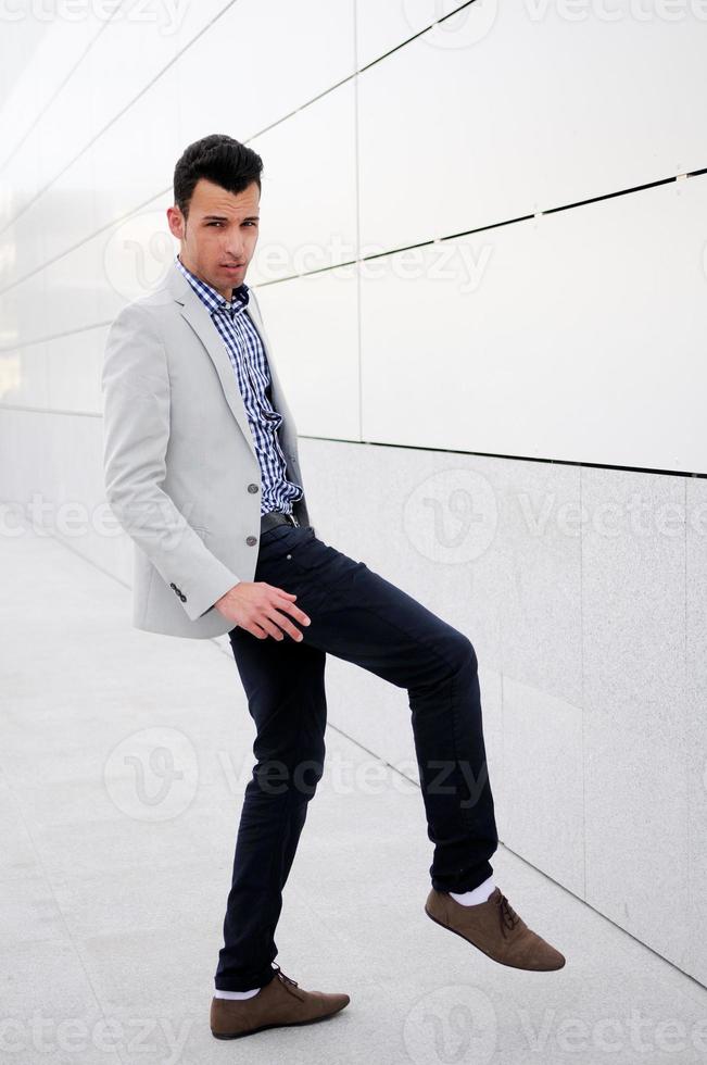 joven apuesto, modelo de moda, vestido con chaqueta y camisa foto