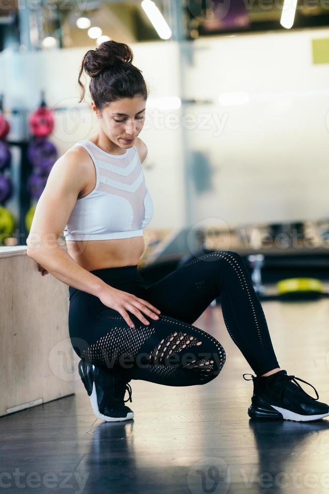 mujer atlética haciendo flexiones de tríceps en el gimnasio. foto