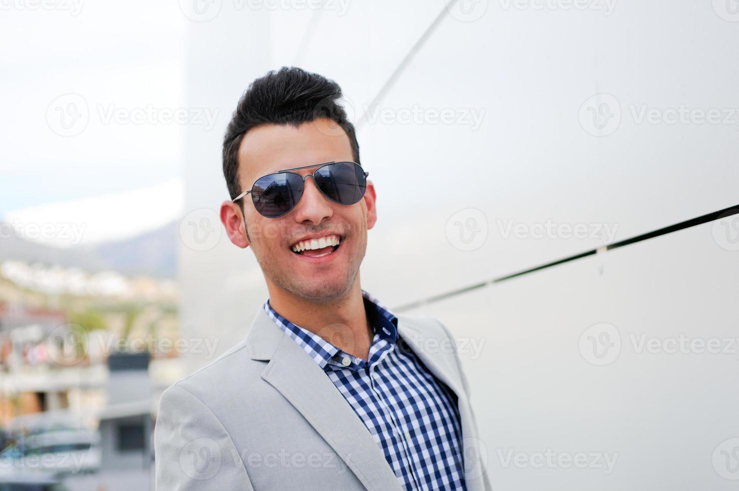 hombre atractivo con gafas de sol polarizadas foto