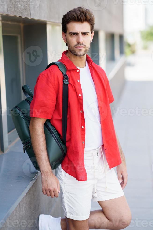 hombre de moda de pie afuera vistiendo ropa casual foto