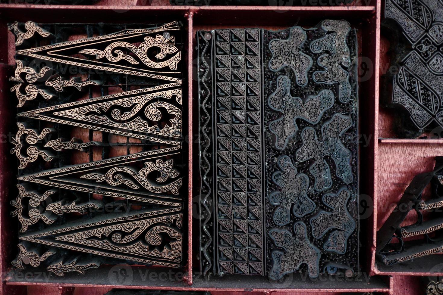 la forma y apariencia de la tapa inclinada, una herramienta utilizada para el proceso de hacer batik original, foto