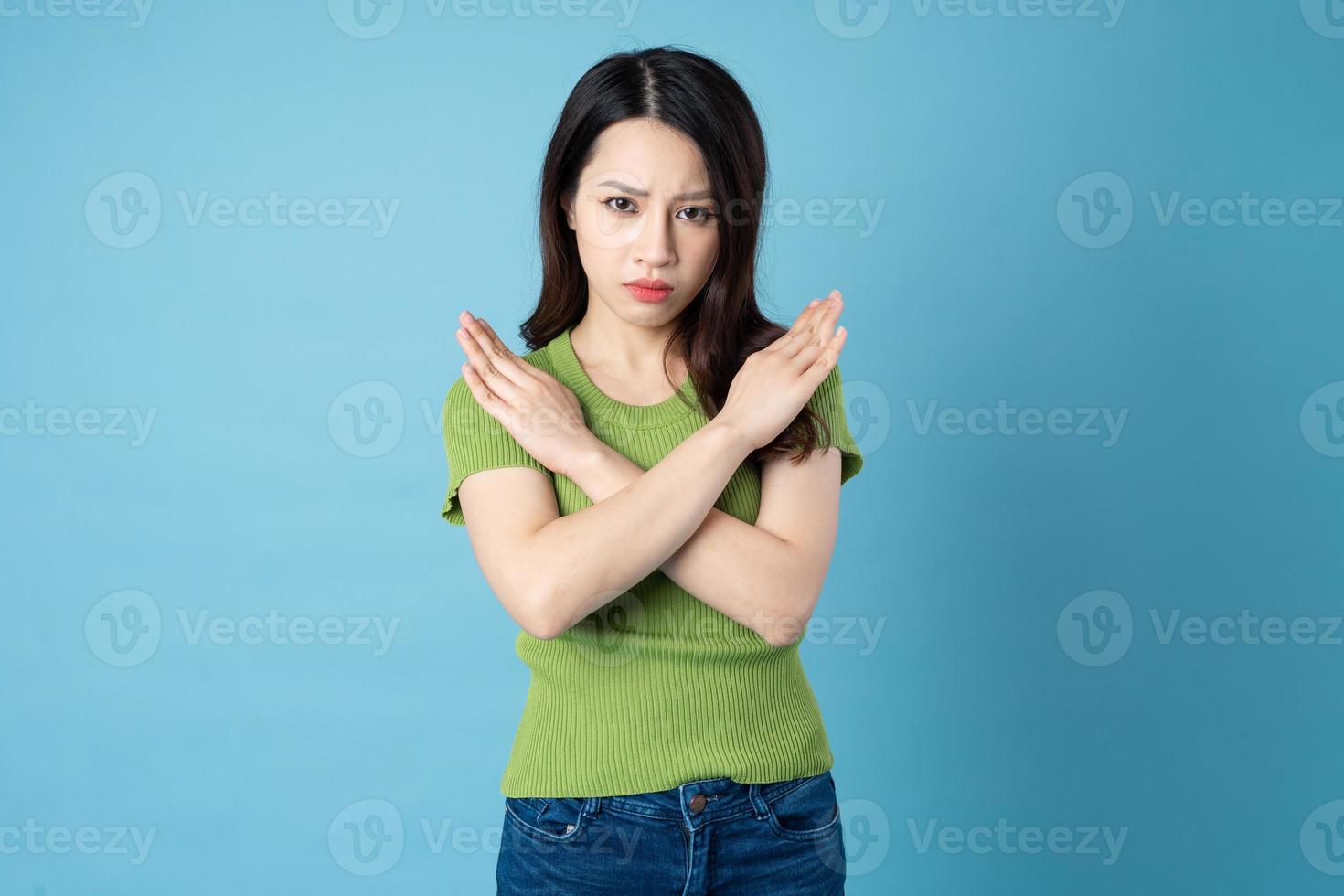 hermoso, joven, niña asiática, retrato, aislado, en, fondo azul foto