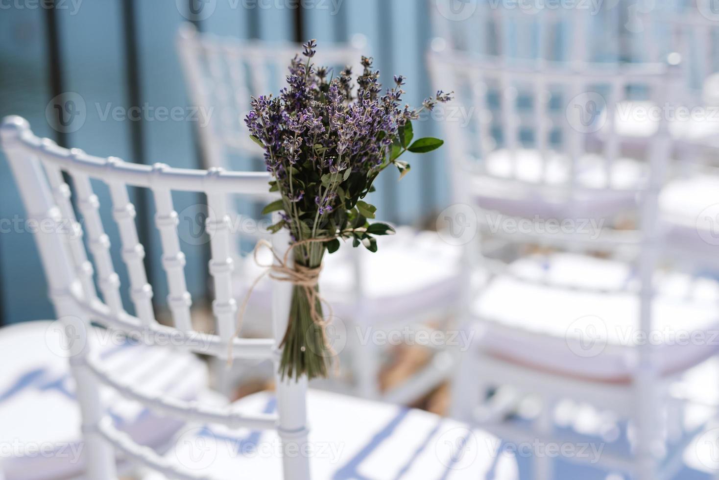 Decoración de sillas de boda con elementos naturales. foto