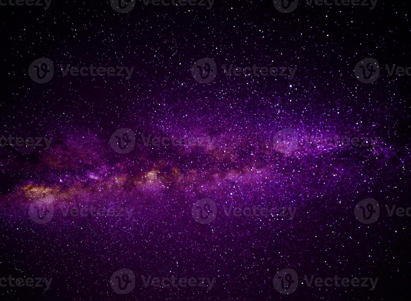 púrpura dramático panorama nocturno de la galaxia desde el espacio del universo lunar en el cielo nocturno foto