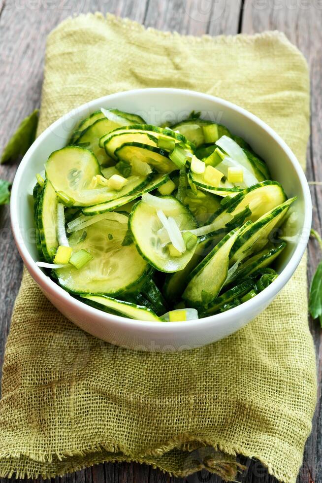 Patrón de fruta de pepino de corte verde fruta natural con trazado de recorte en la madera. foto