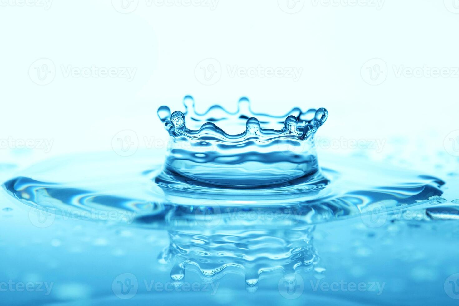 Superficie de onda de agua transparente azul claro con burbuja de salpicadura en el agua. foto