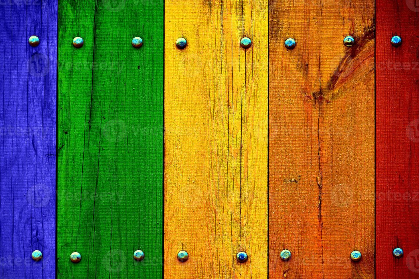 Superficie de textura de tablón de madera de color arco iris con patrón natural antiguo en madera. foto