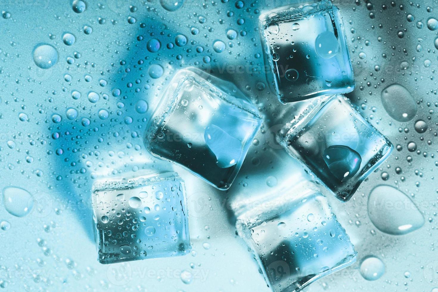 Composición de bloques de reflexión de cubo de hielo realista transparente azul en azul. foto