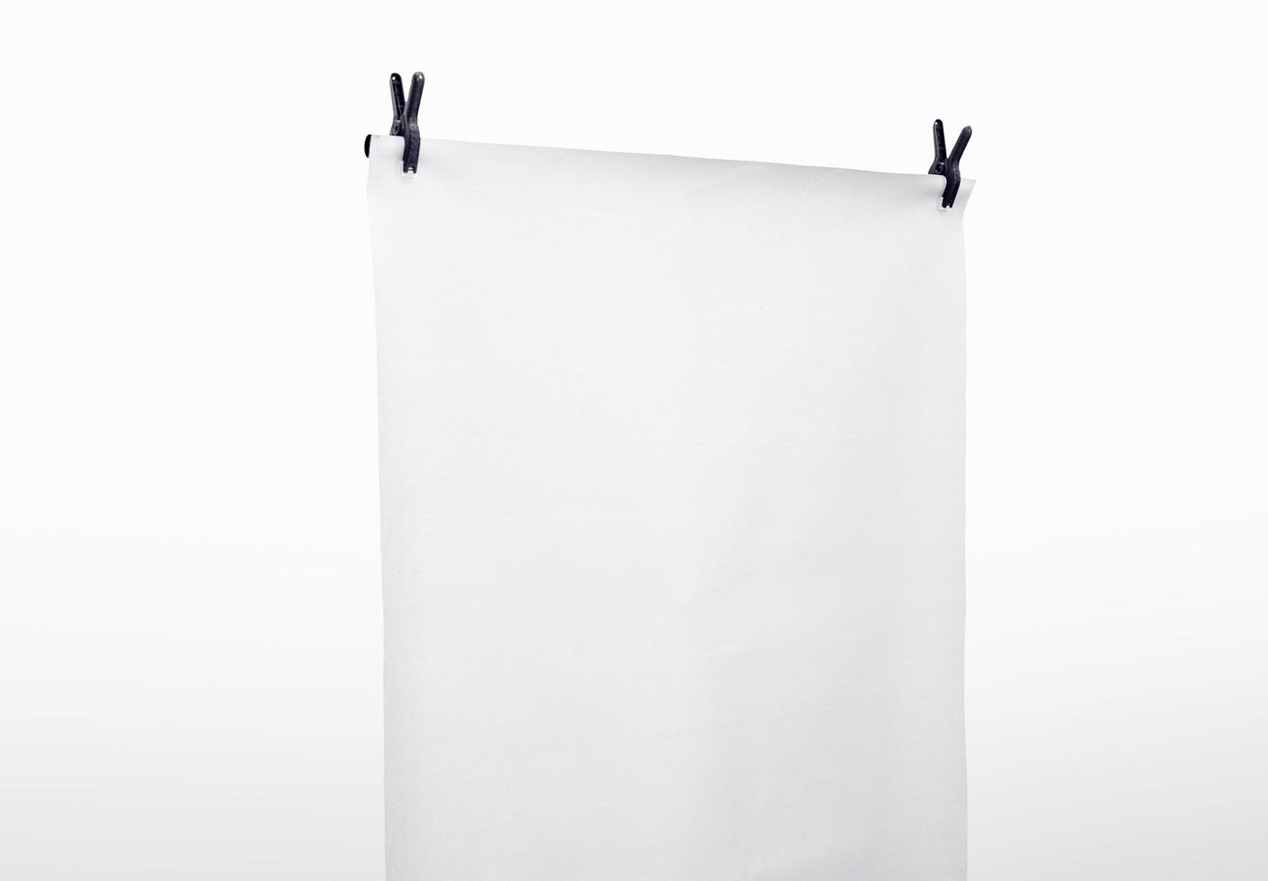 realistic blank clasps poster. an empty screen for poster mockup. mockup for promotions, advertisements, announcements, presentations, and many more. photo