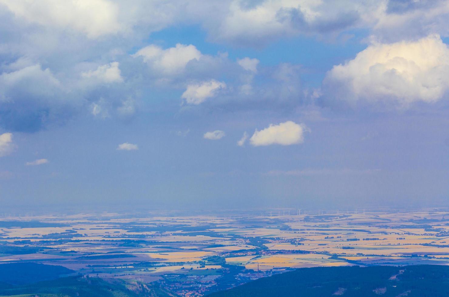 Vista panorámica del paisaje desde la cima de la montaña brocken harz alemania foto