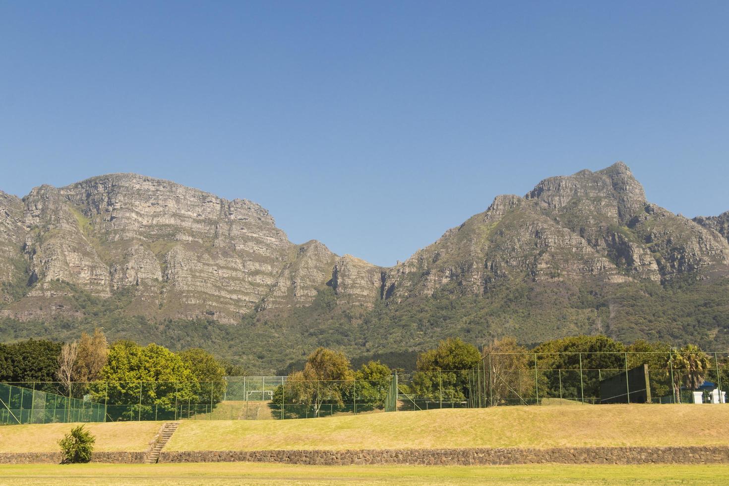 montañas cielo azul, parque nacional tablemountain, ciudad del cabo, sudáfrica. foto