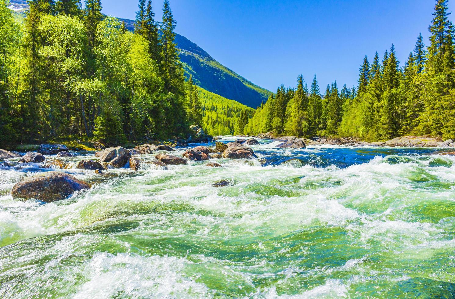 El agua del río que fluye rápido de la hermosa cascada rjukandefossen hemsedal noruega. foto