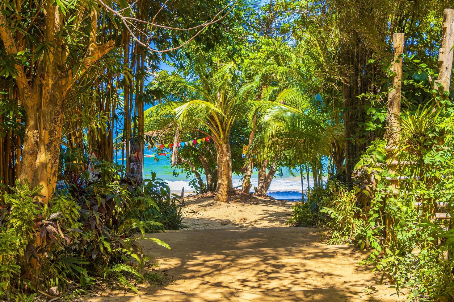 paraíso tropical aow kwang peeb beach isla de koh phayam tailandia. foto