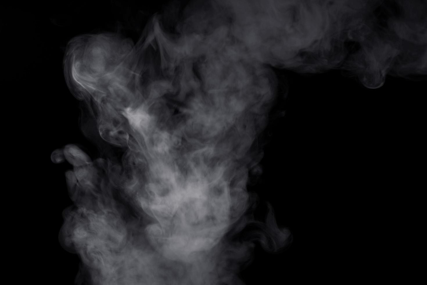 humo blanco sobre fondo negro para un efecto de superposición. un efecto de humo realista para crear un matiz intenso en una foto