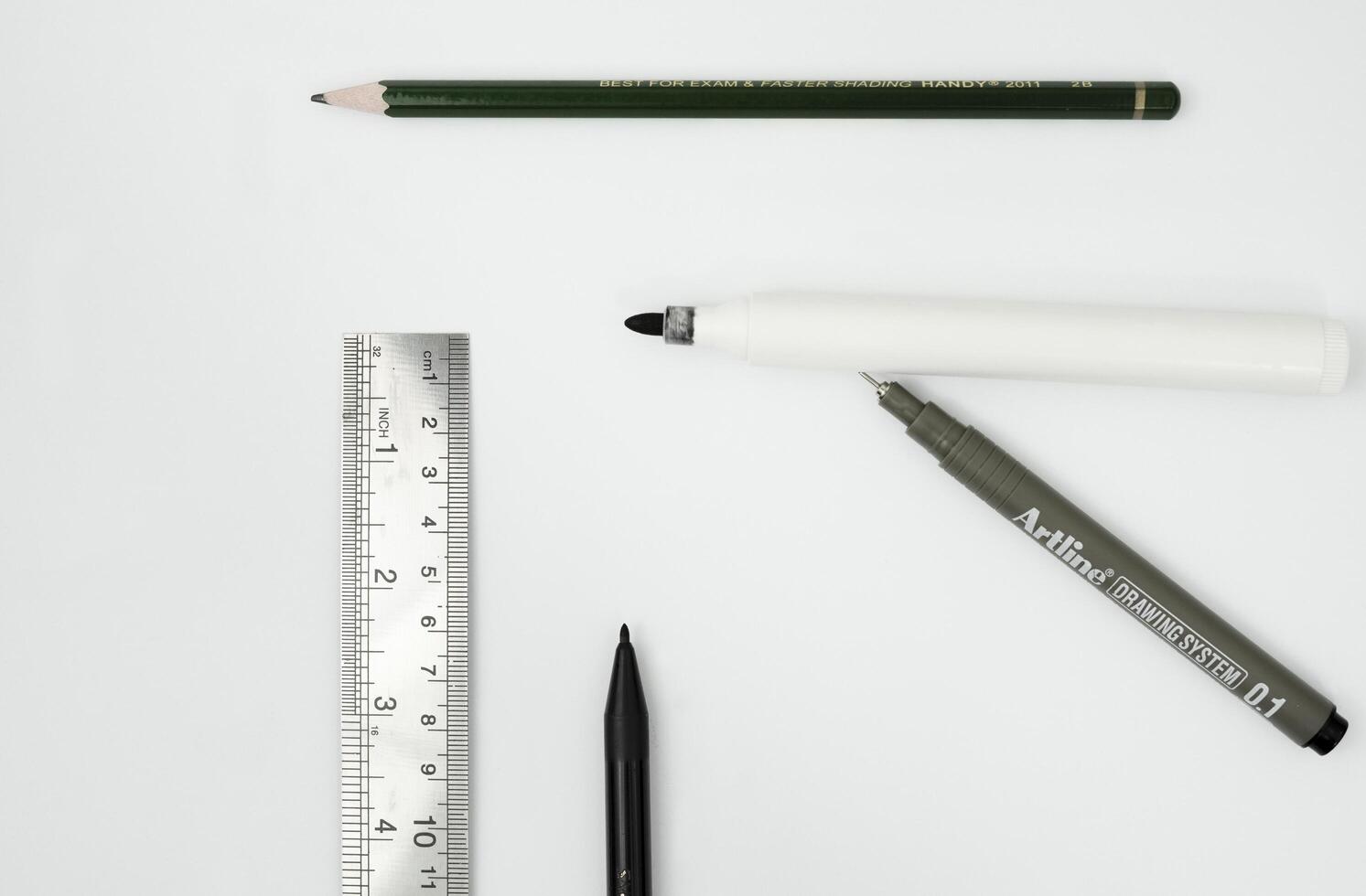 espacio en blanco para letras. Copie el espacio para mostrar el proyecto de escritura a mano. un escritorio vacío con un fondo blanco desde el punto de vista superior. papelería rodea el espacio. foto