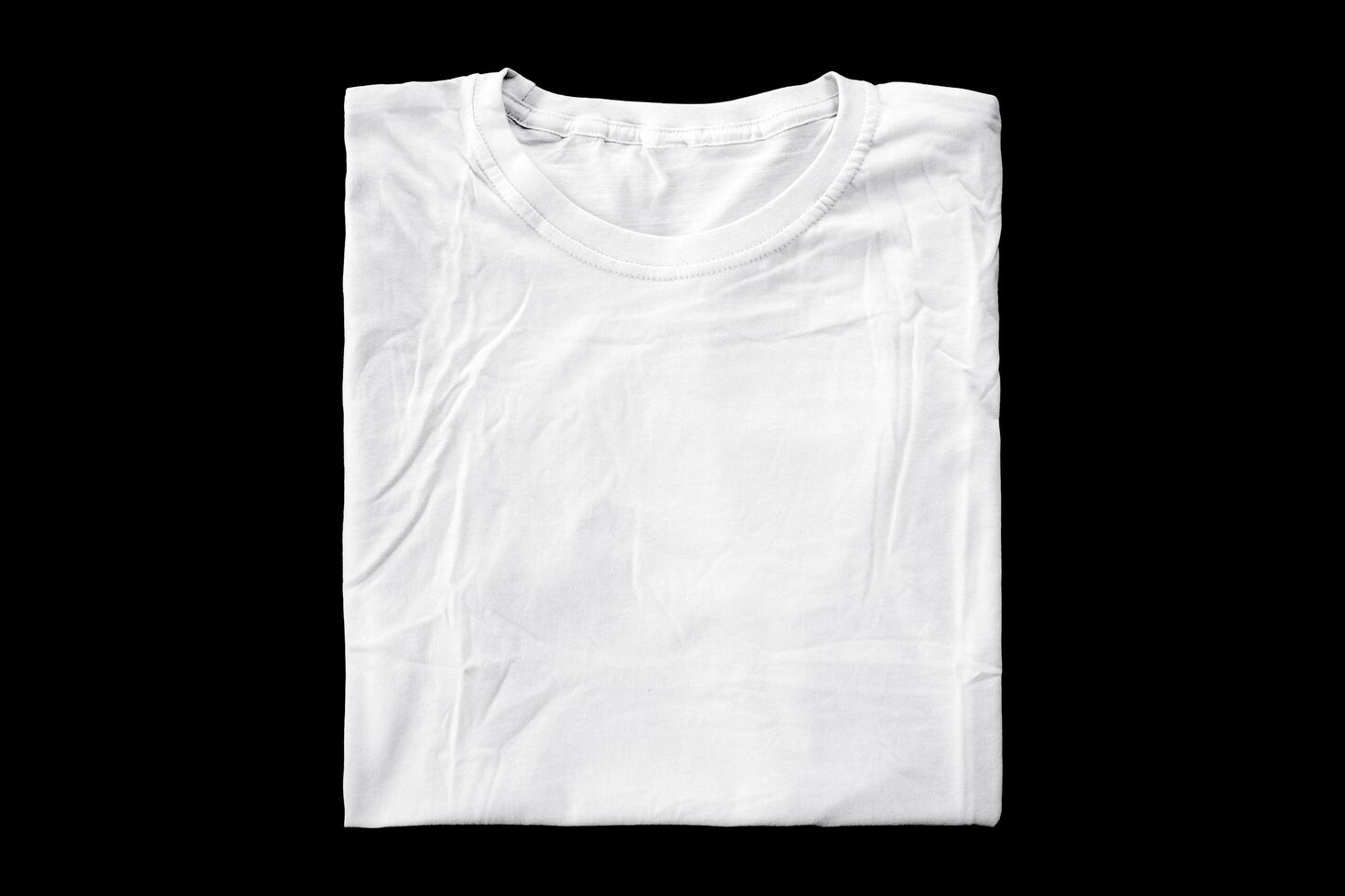 camisetas blancas dobladas para maquetas de insignias. camiseta lisa con fondo negro para vista previa del diseño. foto