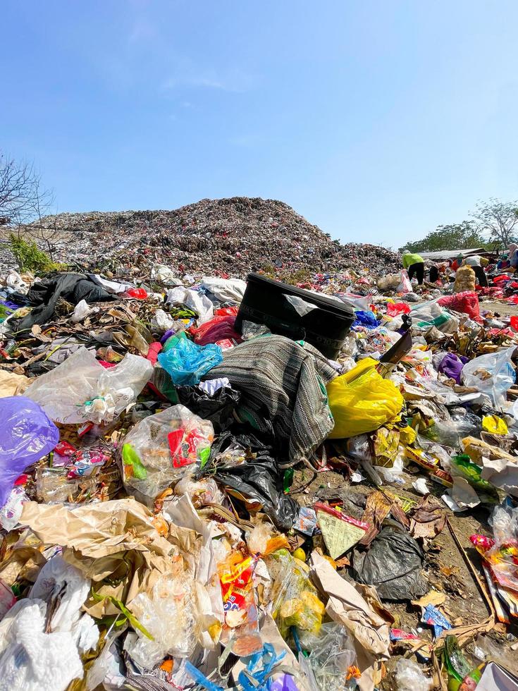 ponorogo, indonesia 2021 - vertedero lleno de residuos domésticos. foto