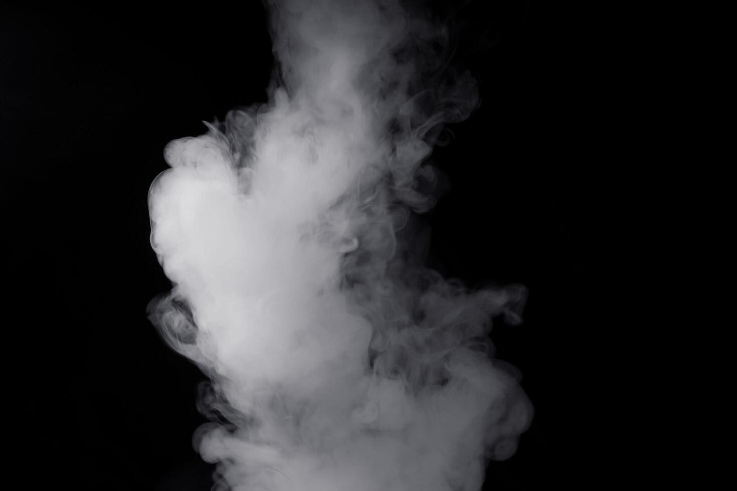 humo blanco sobre fondo negro para un efecto de superposición. un efecto de humo realista para crear un matiz intenso en una foto