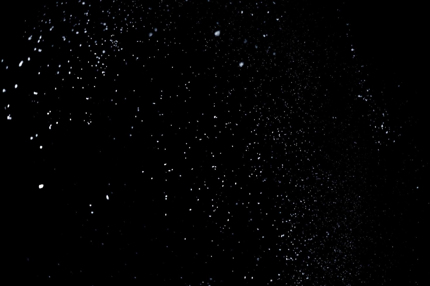 las partículas blancas sobre fondo negro que representan una nevada. metraje de superposición de nieve para dar un efecto de congelación o invierno a la presentación del video. foto