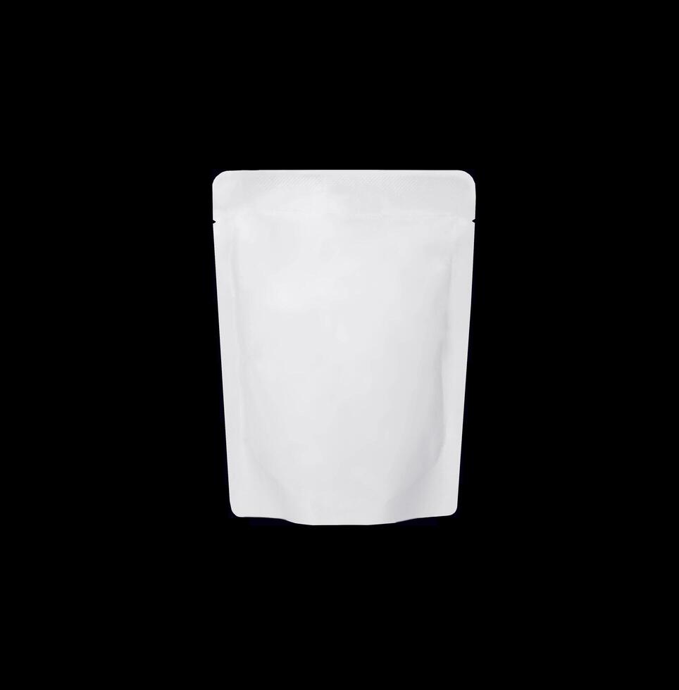 Vista frontal de un paquete de bolsa stand up doy pack para café, bocadillos, papas fritas, especias, etc. Bolsa de vacío de etiqueta blanca en blanco para la marca de empaquetado de productos. foto