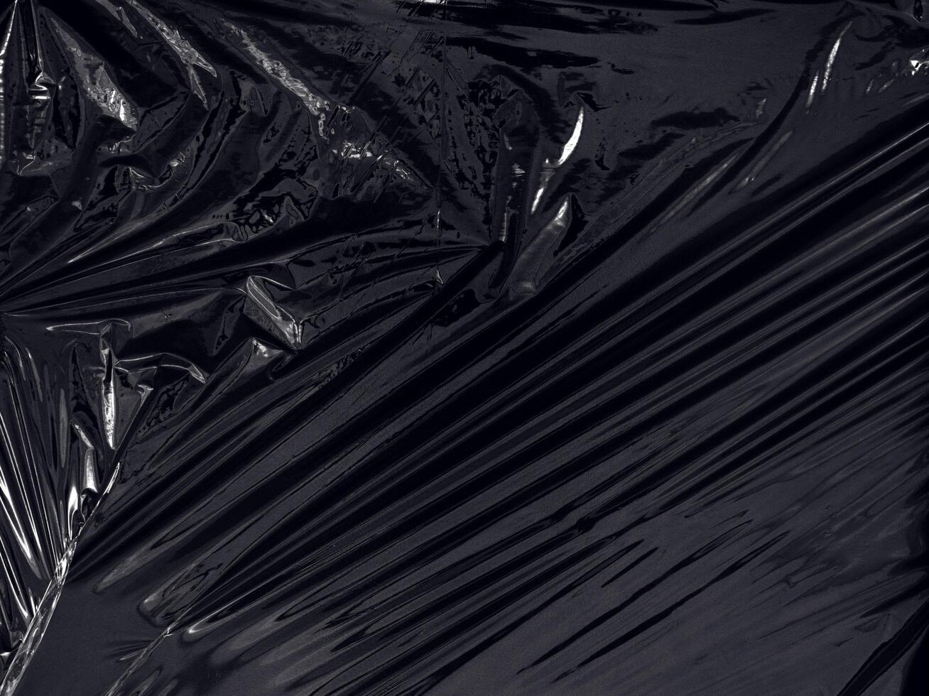una envoltura de plástico transparente sobre fondo negro. textura