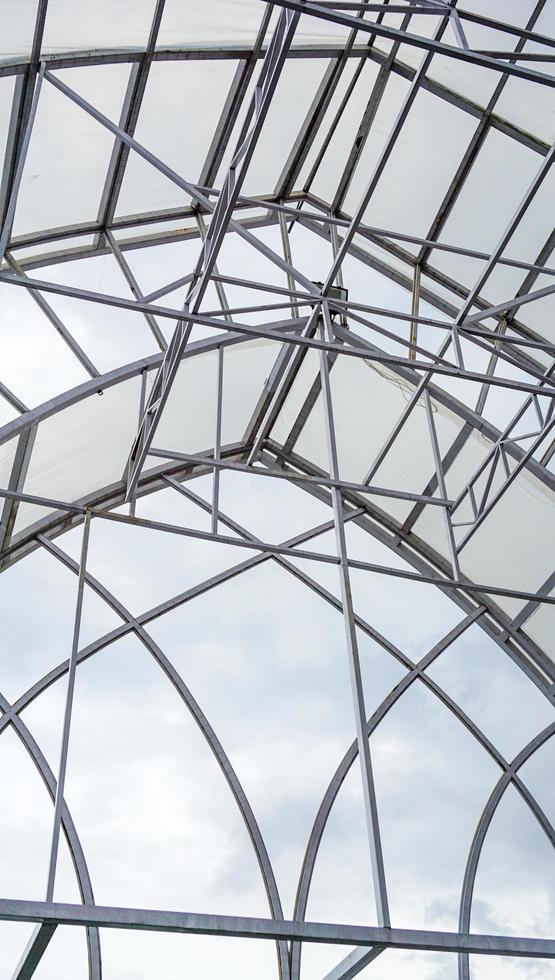 el vidrio del techo desde el interior del edificio. Arquitectura moderna y contemporánea de un edificio de construcción formado por vidrios transparentes. el increíble techo de cristal moderno. foto