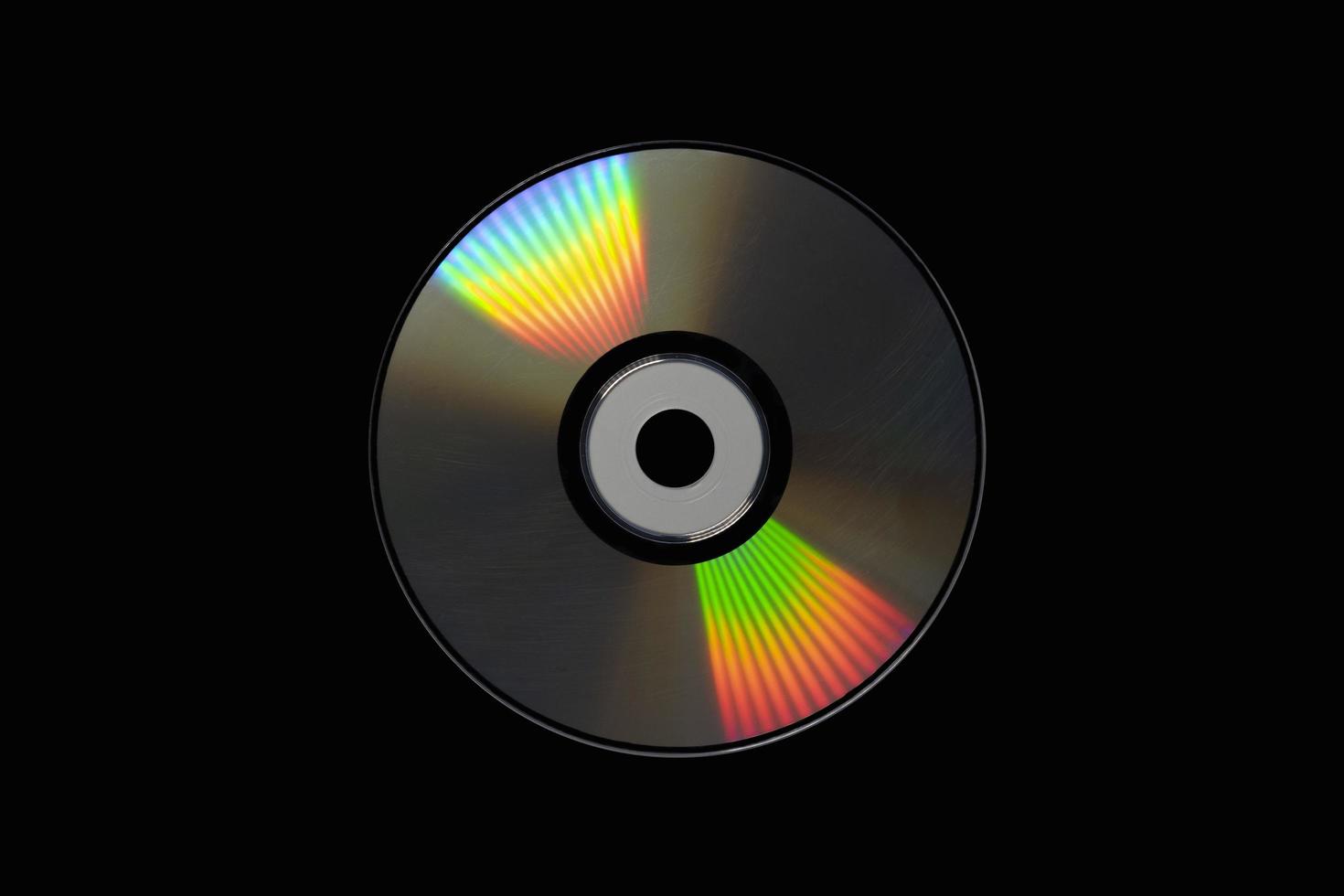 cd o dvd, almacenamiento de datos de tecnología de la información. grabación de música y películas. lado holográfico del disco compacto. un disco compacto aislado sobre fondo negro. foto