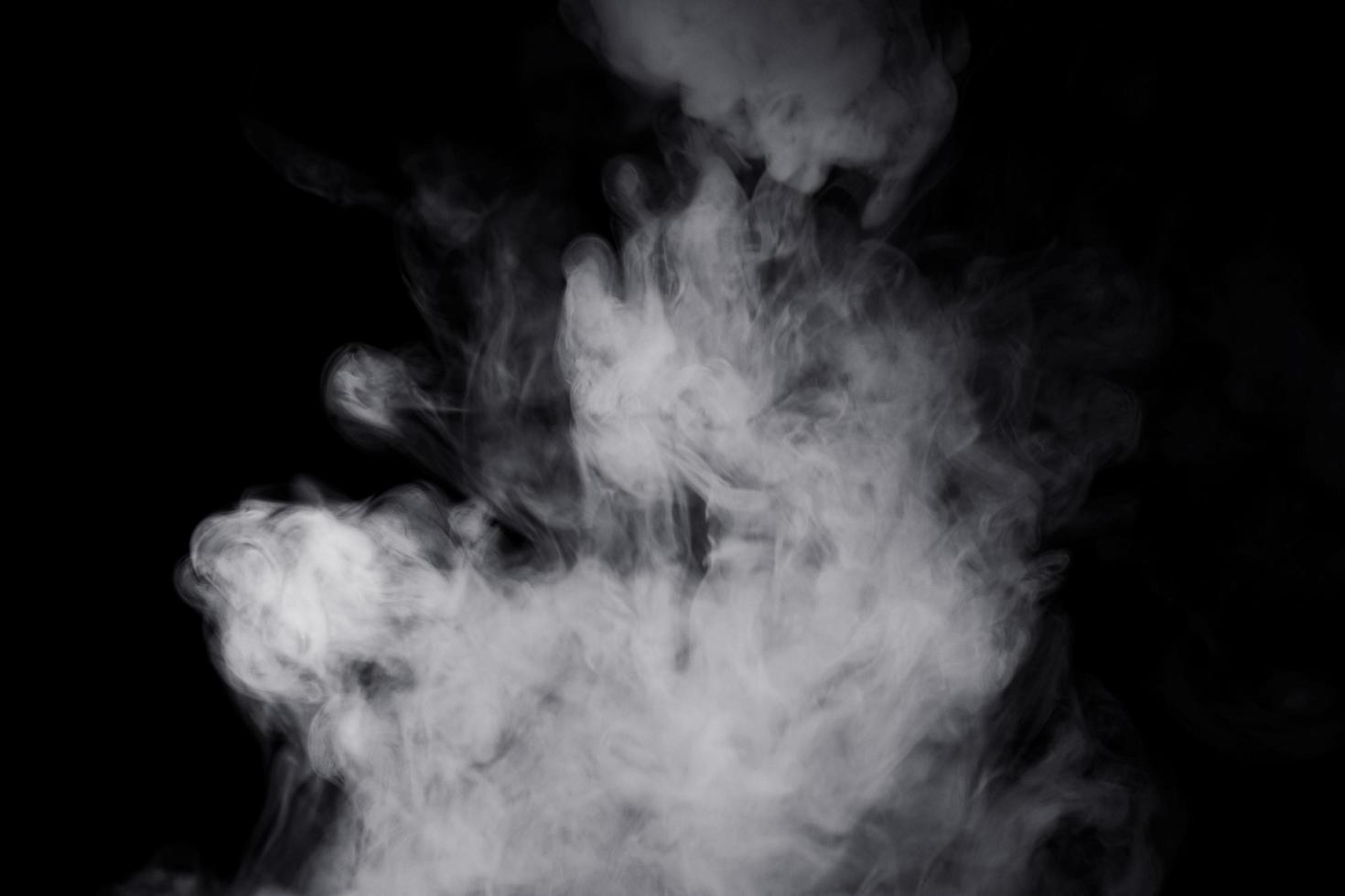 humo blanco sobre fondo negro para un efecto de superposición. un efecto de humo realista para crear un matiz intenso en una foto